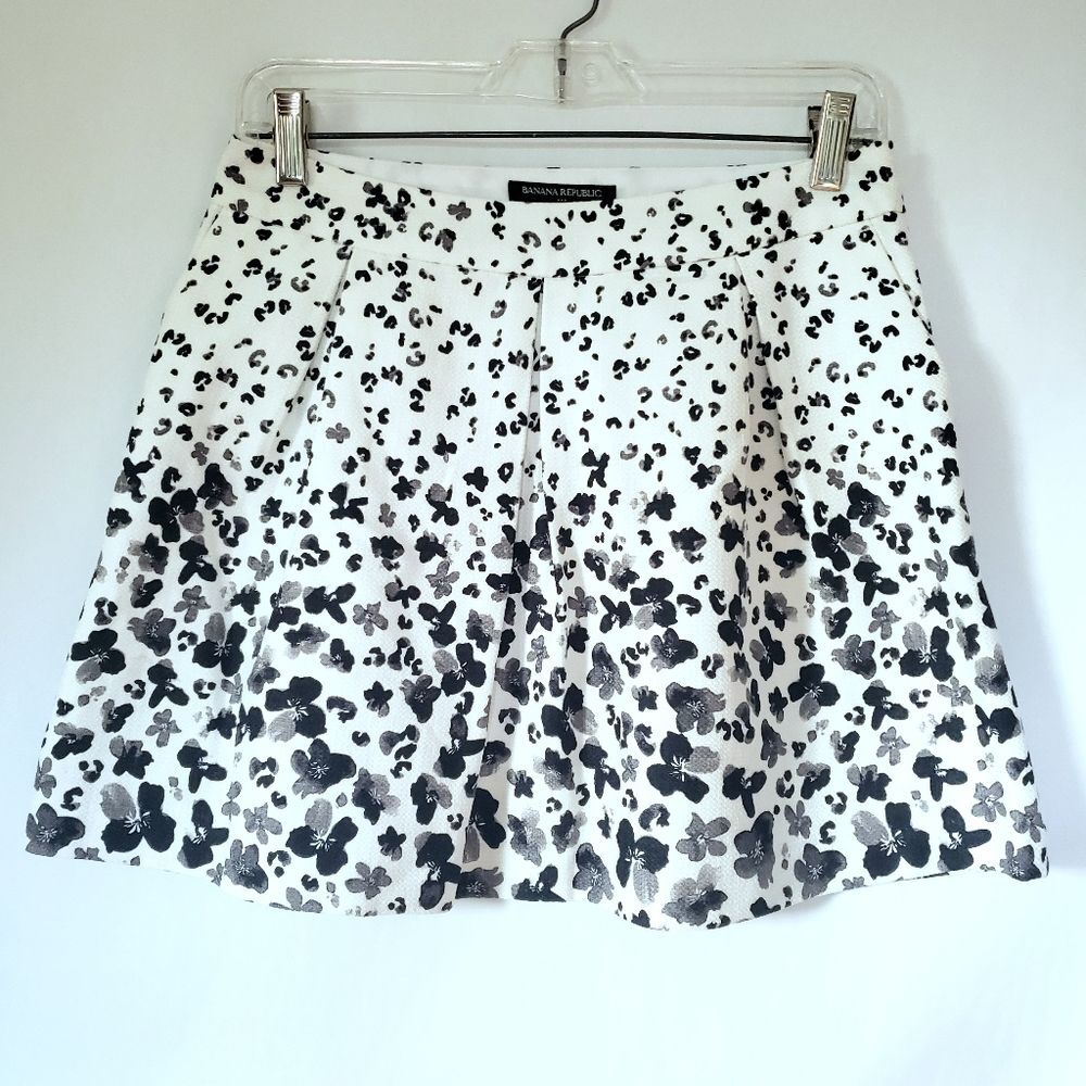 Banana Republic A-line Black and White Mini Skirt Size 4P